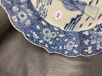 Un grand plat de forme ovale en porcelaine de Chine en bleu et blanc &agrave; d&eacute;cor de 'La romance de la chambre de l'ouest', Qianlong